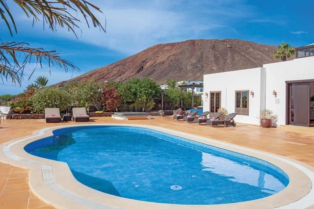 Chalet de 5 habitaciones en Playa Blanca, Yaiza en venta con piscina garaje - 1.480.000 € (Ref: 6350763)