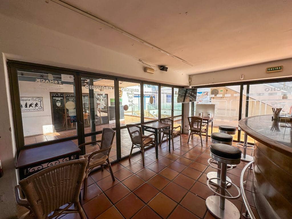 Erhverv til salg i Puerto del Carmen - € 320.000 (Ref: 8786191)