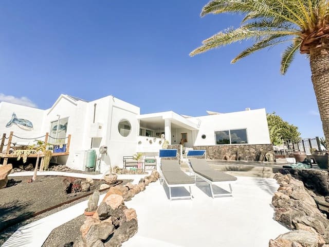 4 soveværelse Villa til salg i Puerto Calero, Yaiza med swimmingpool - € 1.495.000 (Ref: 8887861)