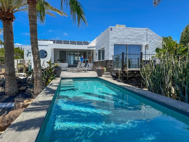 4 soveværelse Villa til salg i Puerto Calero, Yaiza med swimmingpool - € 1.495.000 (Ref: 8887861)