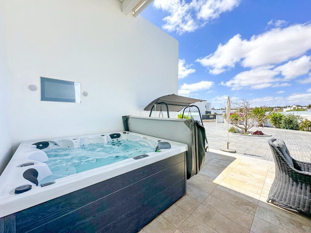 4 soveværelse Villa til salg i Costa Teguise med swimmingpool - € 925.000 (Ref: 8887862)