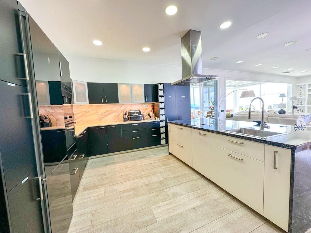 4 soveværelse Villa til salg i Costa Teguise med swimmingpool - € 925.000 (Ref: 8887862)