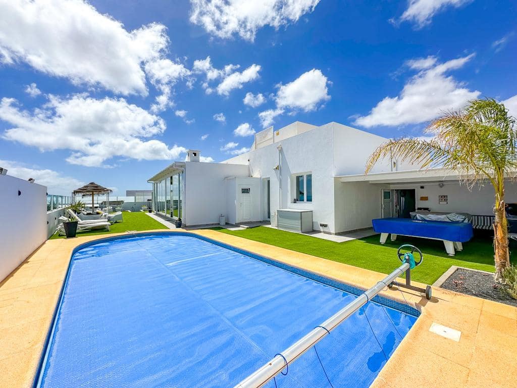 4 soveværelse Villa til salg i Costa Teguise med swimmingpool - € 925.000 (Ref: 8887862)