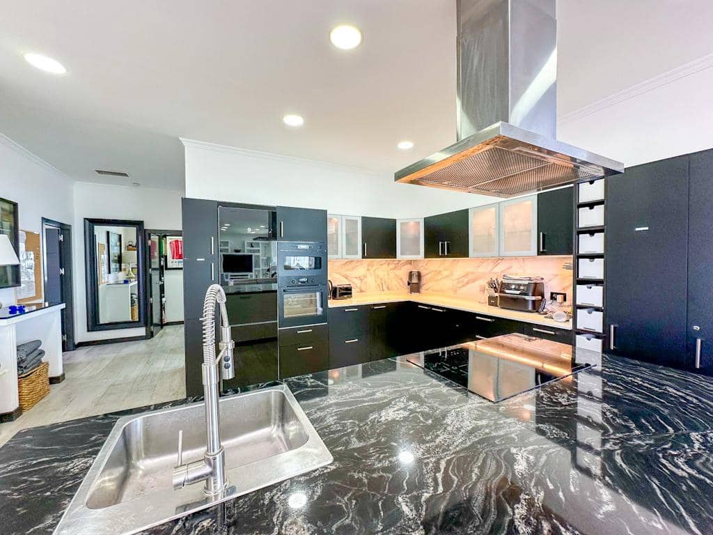 4 soveværelse Villa til salg i Costa Teguise med swimmingpool - € 925.000 (Ref: 8887862)