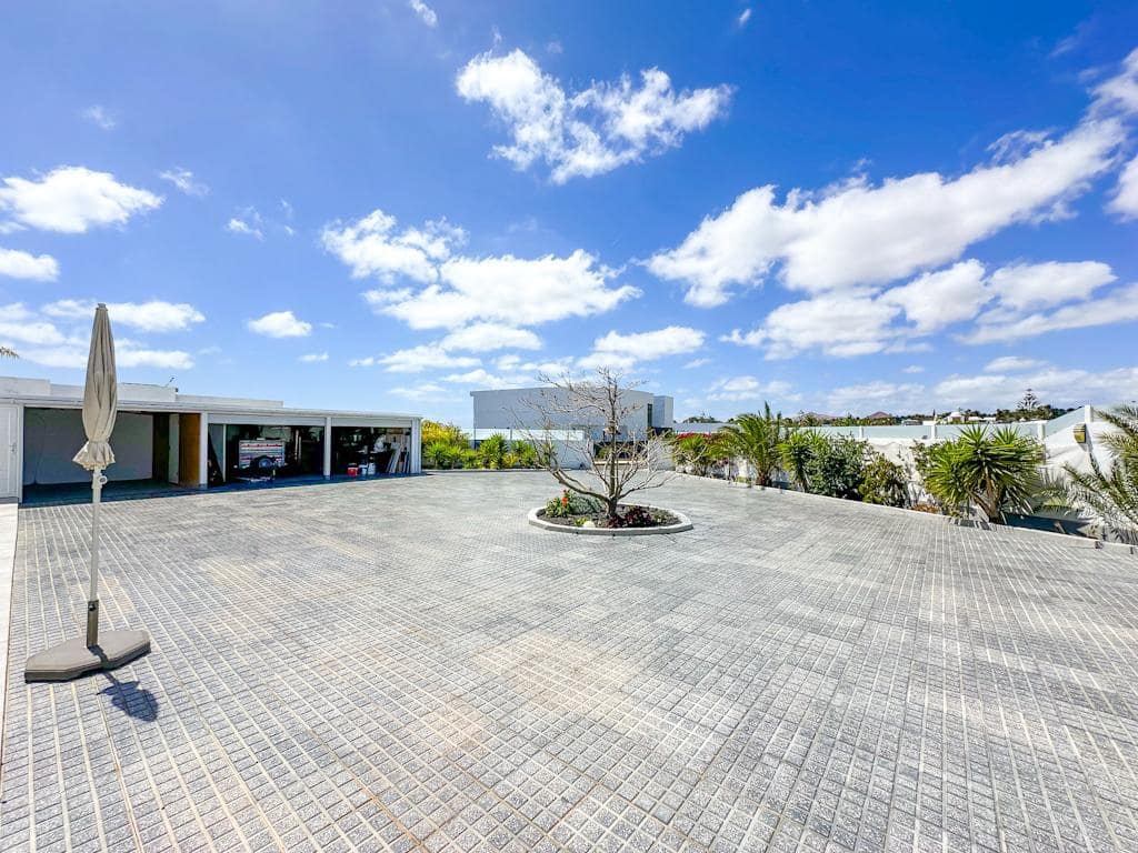 4 soveværelse Villa til salg i Costa Teguise med swimmingpool - € 925.000 (Ref: 8887862)