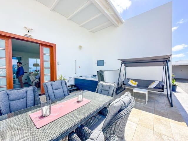 4 chambre Villa/Maison à vendre à Costa Teguise, Teguise avec piscine garage - 925 000 € (Ref: 8887862)