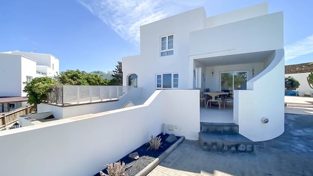 6 bedroom Villa for sale in Tías with pool - € 769,000 (Ref: 9112215)