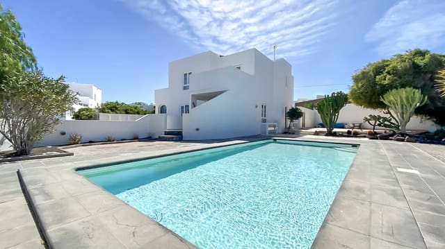 6 bedroom Villa for sale in Tías with pool - € 769,000 (Ref: 9112215)