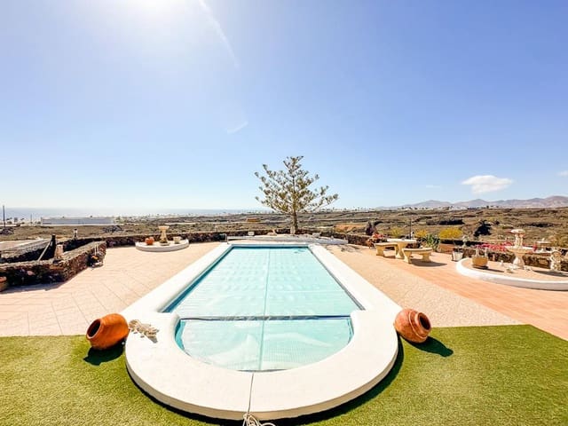 3 bedroom Villa for sale in Puerto del Carmen, Tías with pool - € 895,000 (Ref: 9382503)