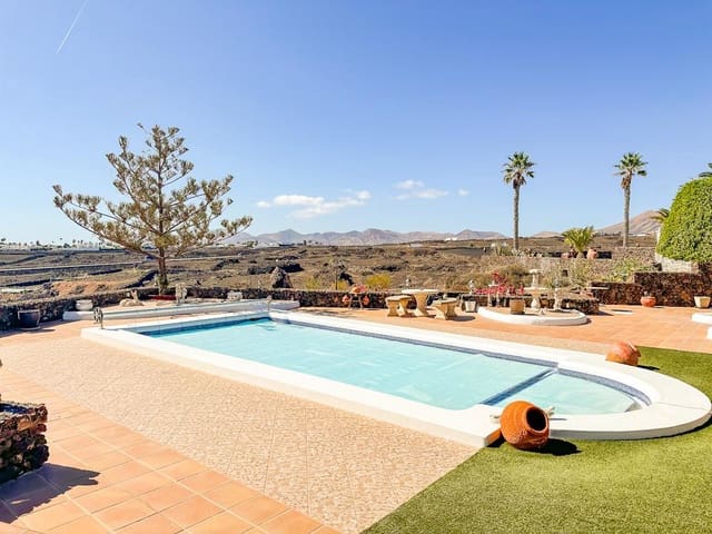 3 bedroom Villa for sale in Puerto del Carmen, Tías with pool - € 895,000 (Ref: 9382503)