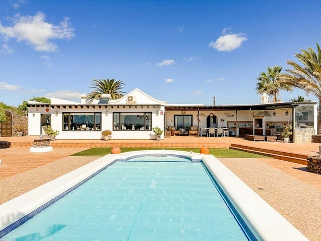 3 bedroom Villa for sale in Puerto del Carmen, Tías with pool - € 895,000 (Ref: 9382503)