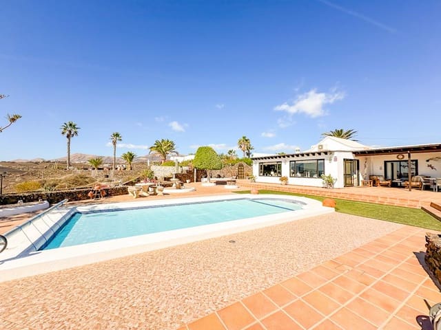 3 bedroom Villa for sale in Puerto del Carmen, Tías with pool - € 895,000 (Ref: 9382503)