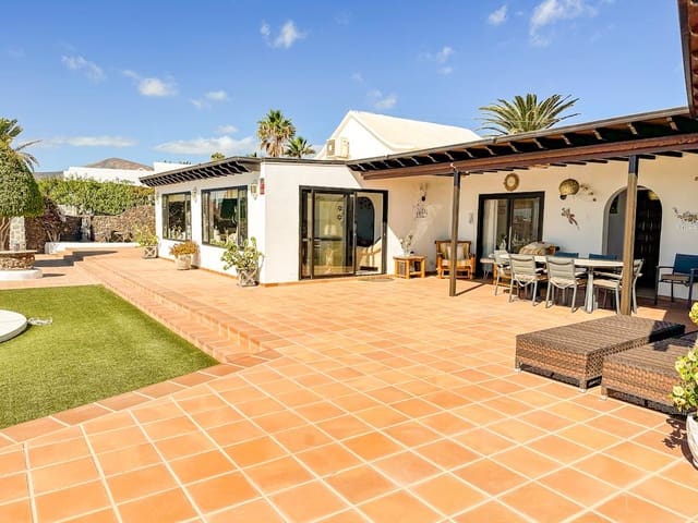 3 bedroom Villa for sale in Puerto del Carmen, Tías with pool - € 895,000 (Ref: 9382503)
