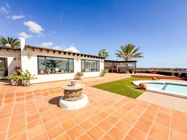 3 bedroom Villa for sale in Puerto del Carmen, Tías with pool - € 895,000 (Ref: 9382503)