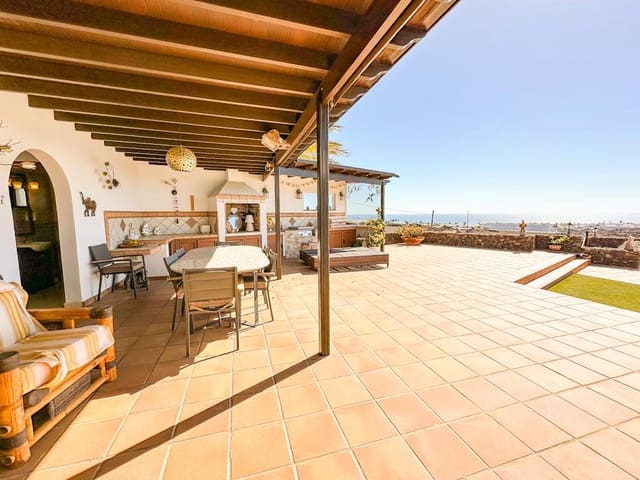 3 bedroom Villa for sale in Puerto del Carmen, Tías with pool - € 895,000 (Ref: 9382503)