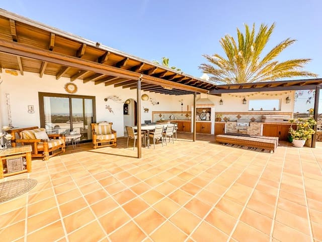 3 bedroom Villa for sale in Puerto del Carmen, Tías with pool - € 895,000 (Ref: 9382503)