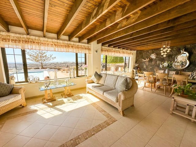 3 bedroom Villa for sale in Puerto del Carmen, Tías with pool - € 895,000 (Ref: 9382503)