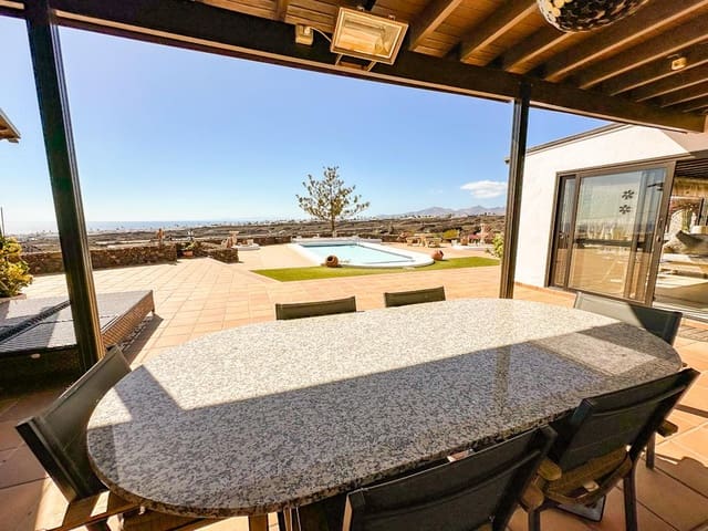 3 bedroom Villa for sale in Puerto del Carmen, Tías with pool - € 895,000 (Ref: 9382503)