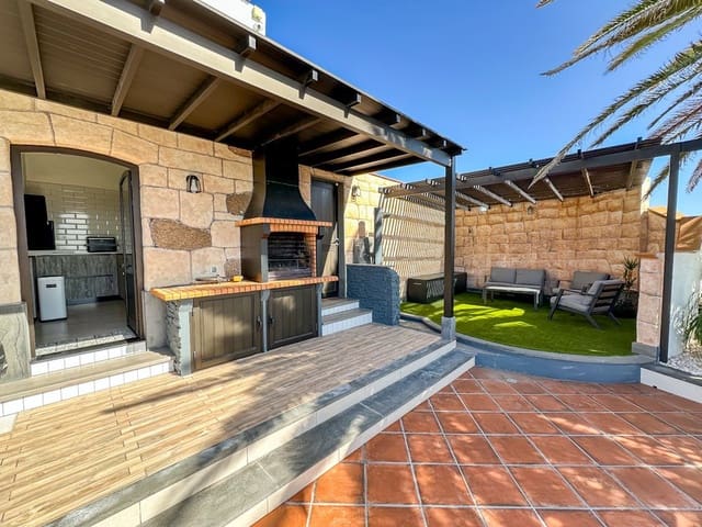 3 soveværelse Villa til salg i Tías med swimmingpool - € 895.000 (Ref: 9426985)