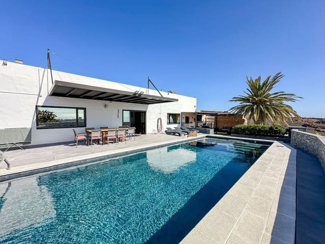 3 soveværelse Villa til salg i Tías med swimmingpool - € 895.000 (Ref: 9426985)