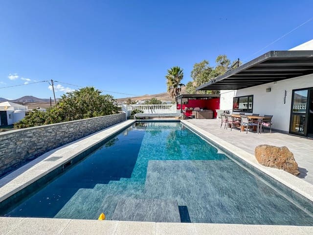 3 soveværelse Villa til salg i Tías med swimmingpool - € 895.000 (Ref: 9426985)