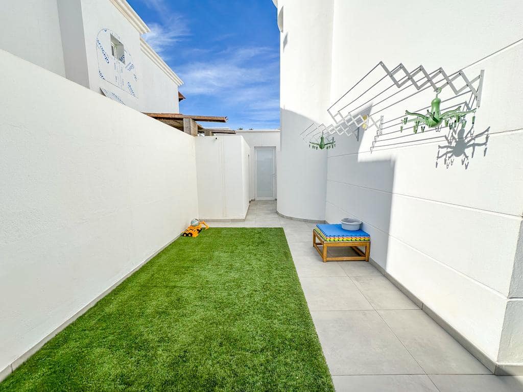 4 bedroom Villa for sale in Puerto del Carmen with garage - € 565,000 (Ref: 9502073)
