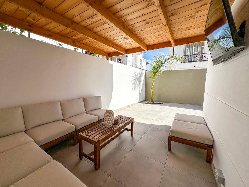 4 bedroom Villa for sale in Puerto del Carmen with garage - € 565,000 (Ref: 9502073)