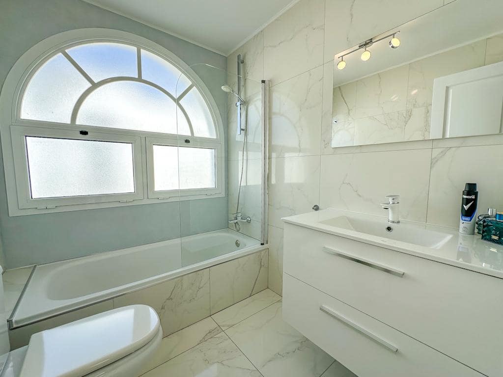 4 bedroom Villa for sale in Puerto del Carmen with garage - € 565,000 (Ref: 9502073)