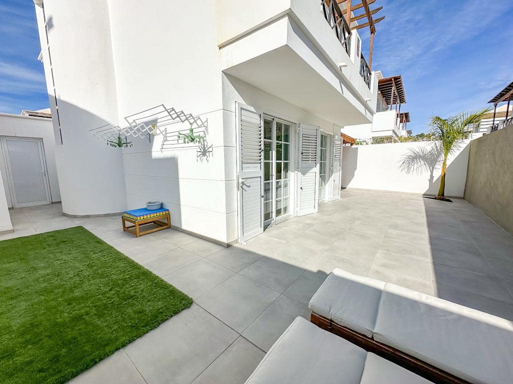 4 bedroom Villa for sale in Puerto del Carmen with garage - € 565,000 (Ref: 9502073)