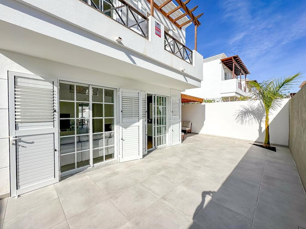 4 bedroom Villa for sale in Puerto del Carmen with garage - € 565,000 (Ref: 9502073)