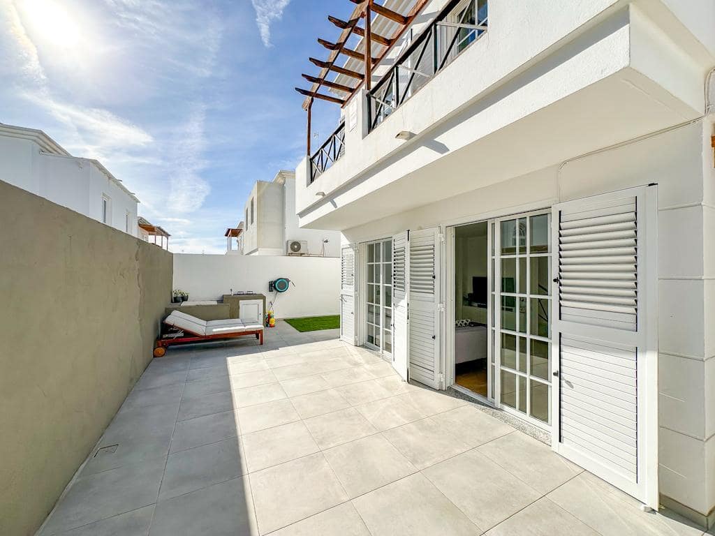 4 bedroom Villa for sale in Puerto del Carmen with garage - € 565,000 (Ref: 9502073)