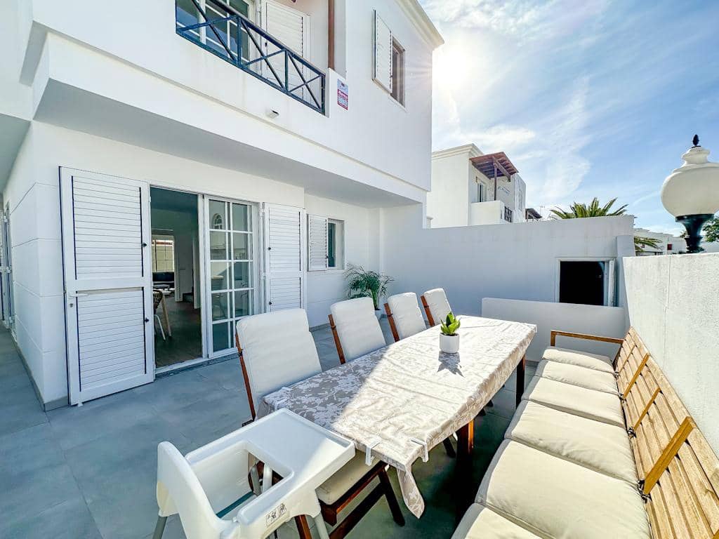 4 bedroom Villa for sale in Puerto del Carmen with garage - € 565,000 (Ref: 9502073)
