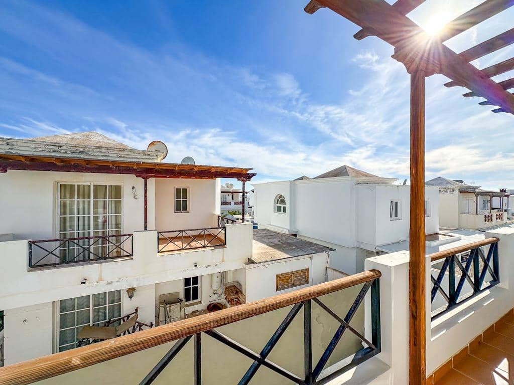 4 bedroom Villa for sale in Puerto del Carmen with garage - € 565,000 (Ref: 9502073)