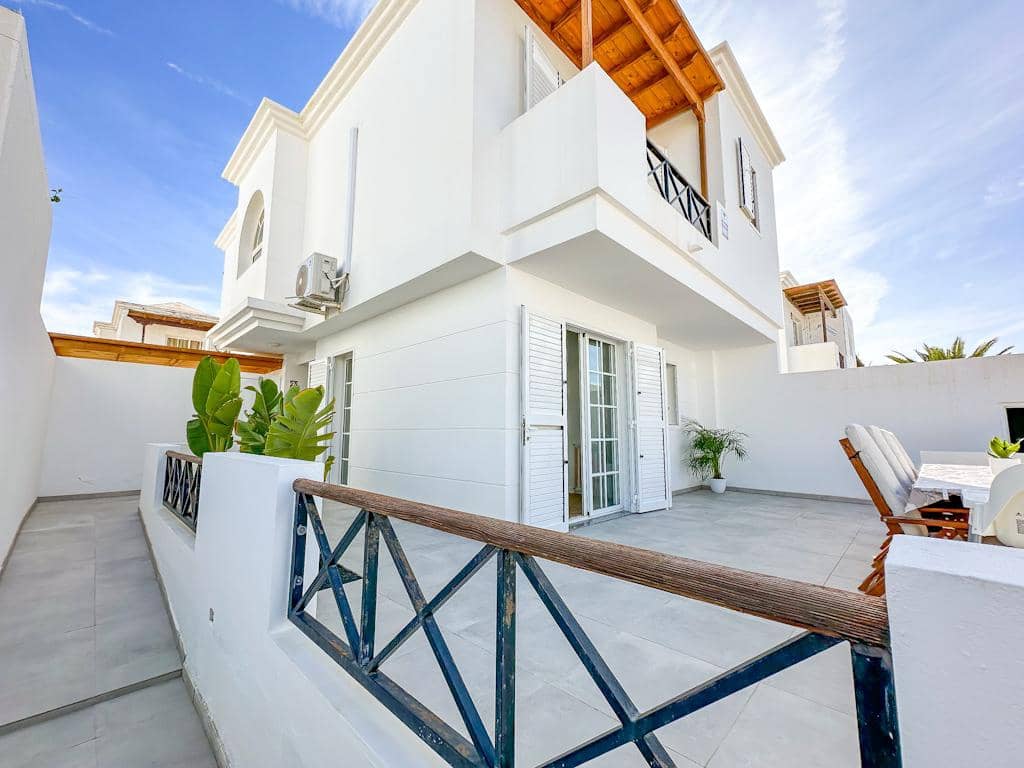 4 bedroom Villa for sale in Puerto del Carmen with garage - € 565,000 (Ref: 9502073)