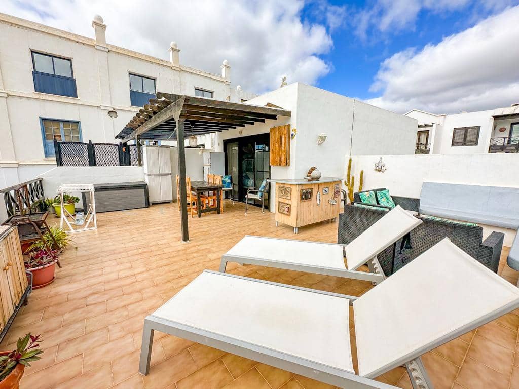 2 bedroom Villa for sale in Puerto del Carmen with pool - € 320,000 (Ref: 9524092)