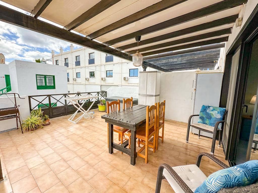 2 bedroom Villa for sale in Puerto del Carmen with pool - € 320,000 (Ref: 9524092)