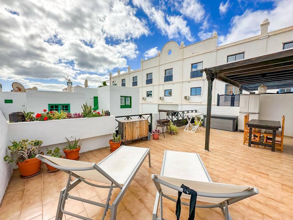 2 bedroom Villa for sale in Puerto del Carmen with pool - € 320,000 (Ref: 9524092)