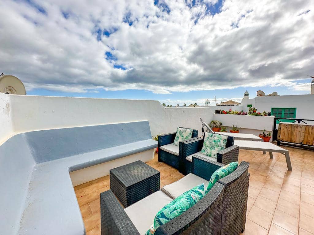 2 bedroom Villa for sale in Puerto del Carmen with pool - € 320,000 (Ref: 9524092)