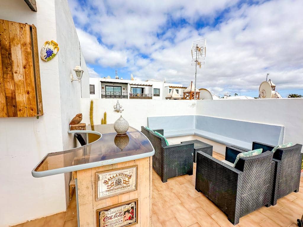 2 bedroom Villa for sale in Puerto del Carmen with pool - € 320,000 (Ref: 9524092)