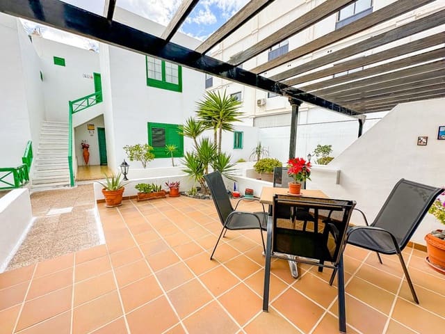 2 soveværelse Villa til salg i Puerto del Carmen, Tías med swimmingpool - € 320.000 (Ref: 9524092)