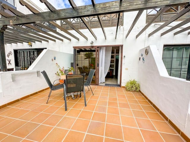 2 soveværelse Villa til salg i Puerto del Carmen, Tías med swimmingpool - € 320.000 (Ref: 9524092)