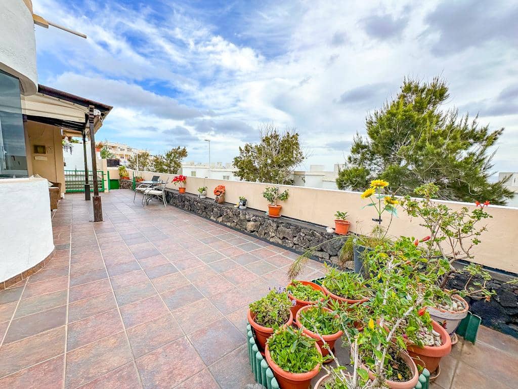 3 soveværelse Villa til salg i Puerto del Carmen med swimmingpool - € 450.000 (Ref: 9533454)