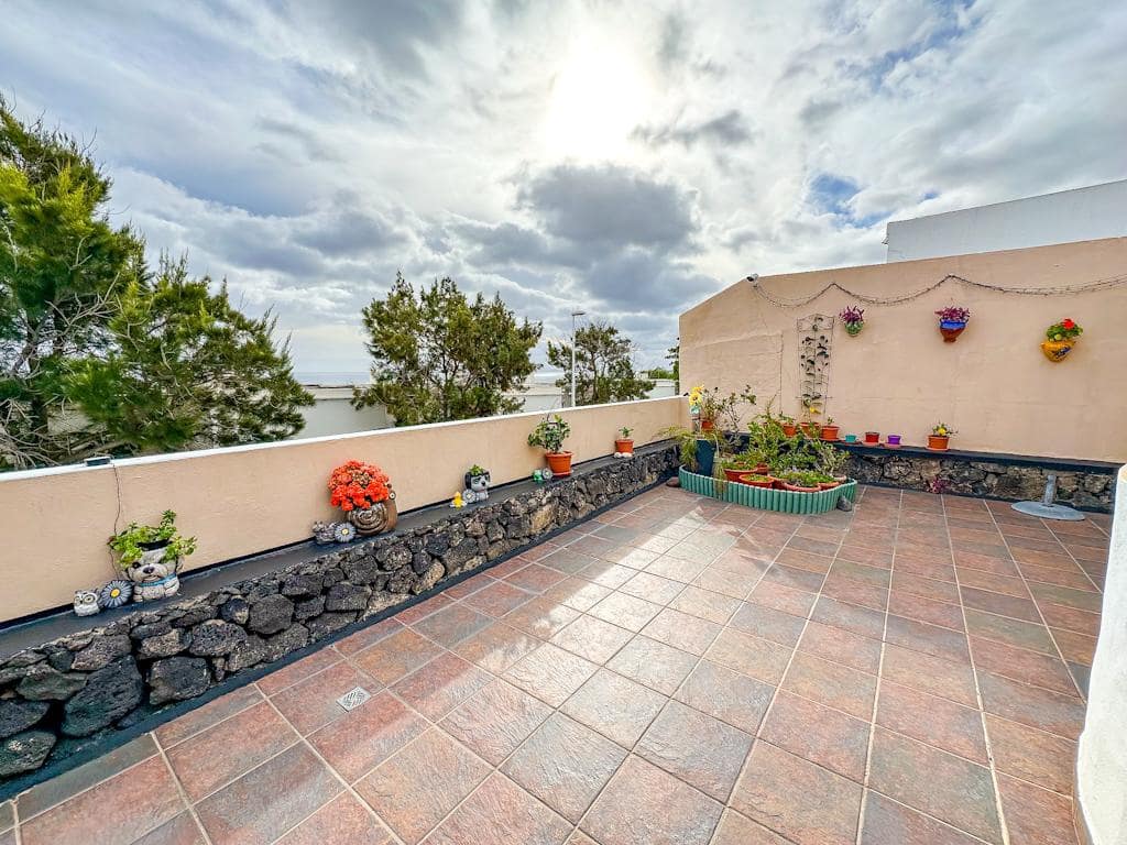 3 soveværelse Villa til salg i Puerto del Carmen med swimmingpool - € 450.000 (Ref: 9533454)