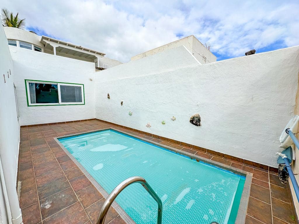 3 soveværelse Villa til salg i Puerto del Carmen med swimmingpool - € 450.000 (Ref: 9533454)