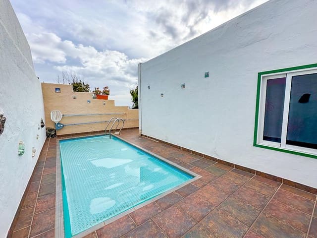3 soveværelse Villa til salg i Puerto del Carmen, Tías med swimmingpool - € 450.000 (Ref: 9533454)