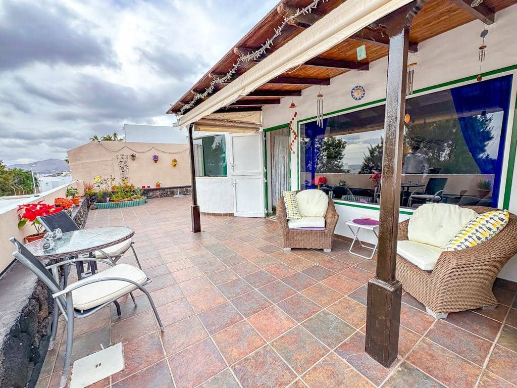 3 soveværelse Villa til salg i Puerto del Carmen med swimmingpool - € 450.000 (Ref: 9533454)