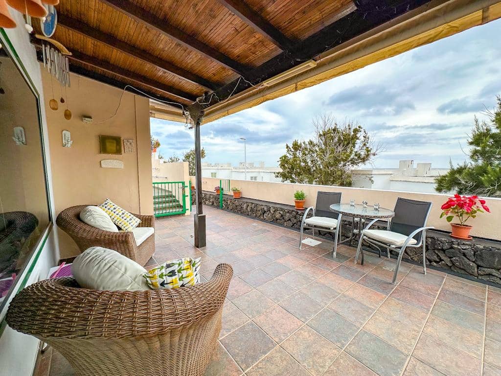 3 soveværelse Villa til salg i Puerto del Carmen med swimmingpool - € 450.000 (Ref: 9533454)