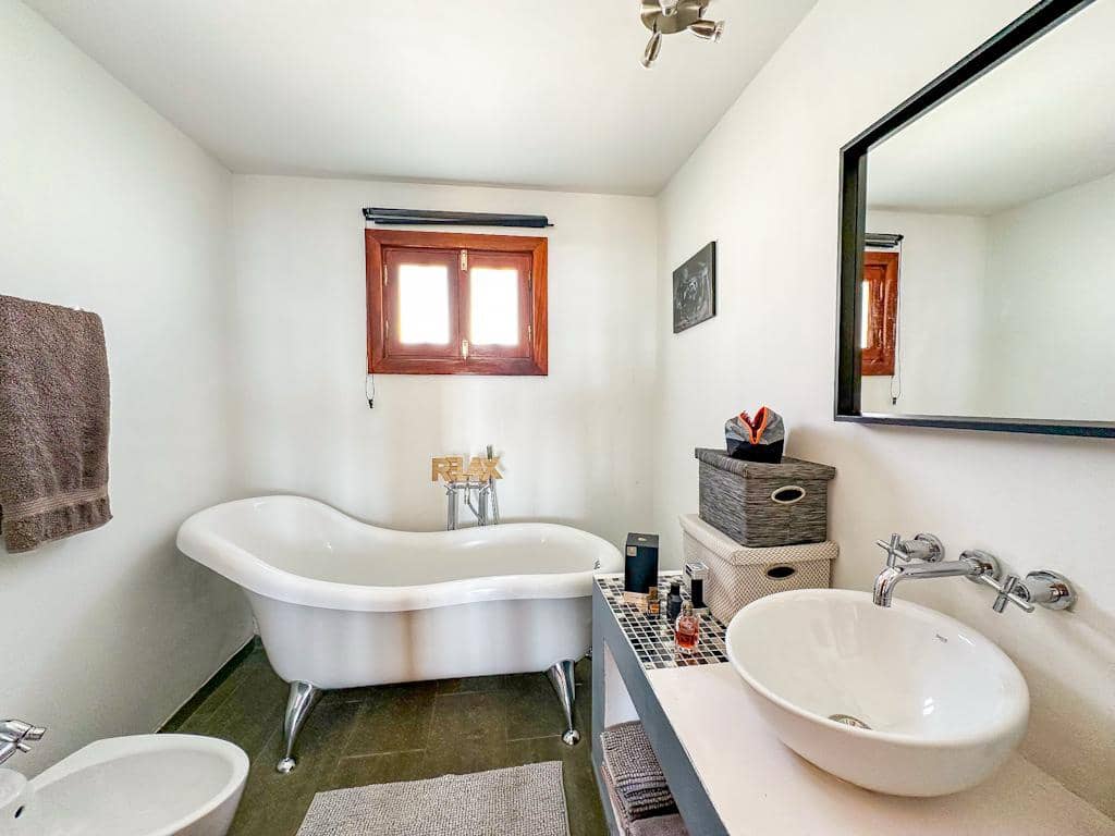 6 bedroom Villa for sale in Guime with pool - € 790,000 (Ref: 9586036)