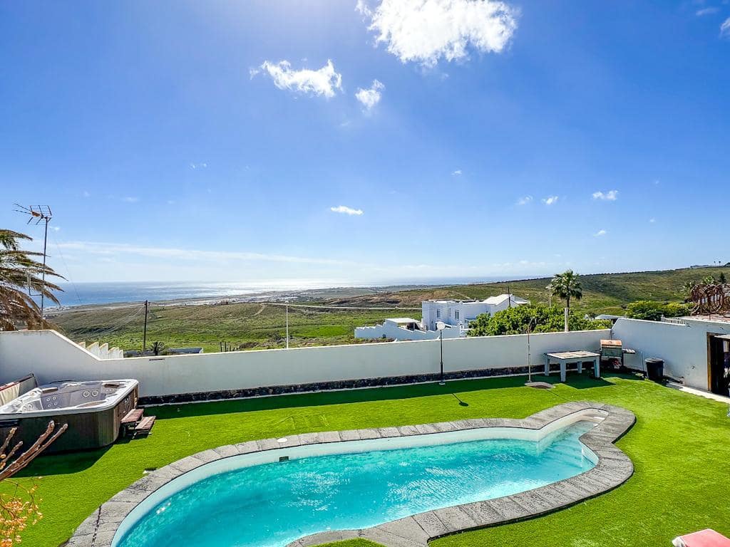 6 bedroom Villa for sale in Guime with pool - € 790,000 (Ref: 9586036)