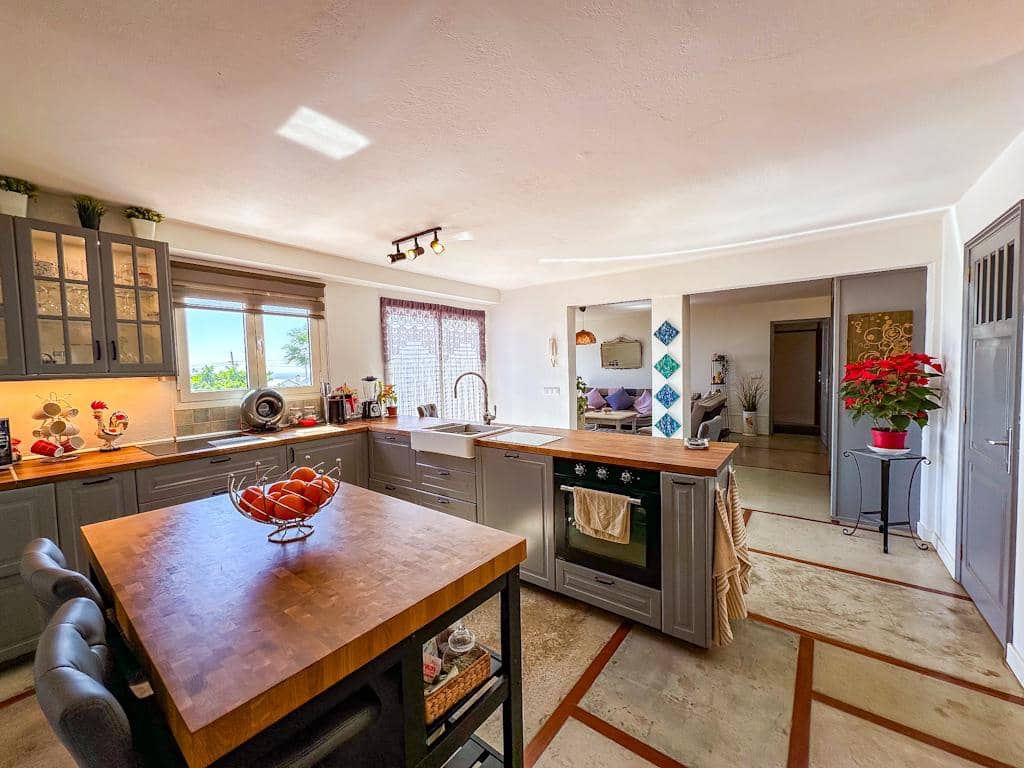 6 bedroom Villa for sale in Guime with pool - € 790,000 (Ref: 9586036)